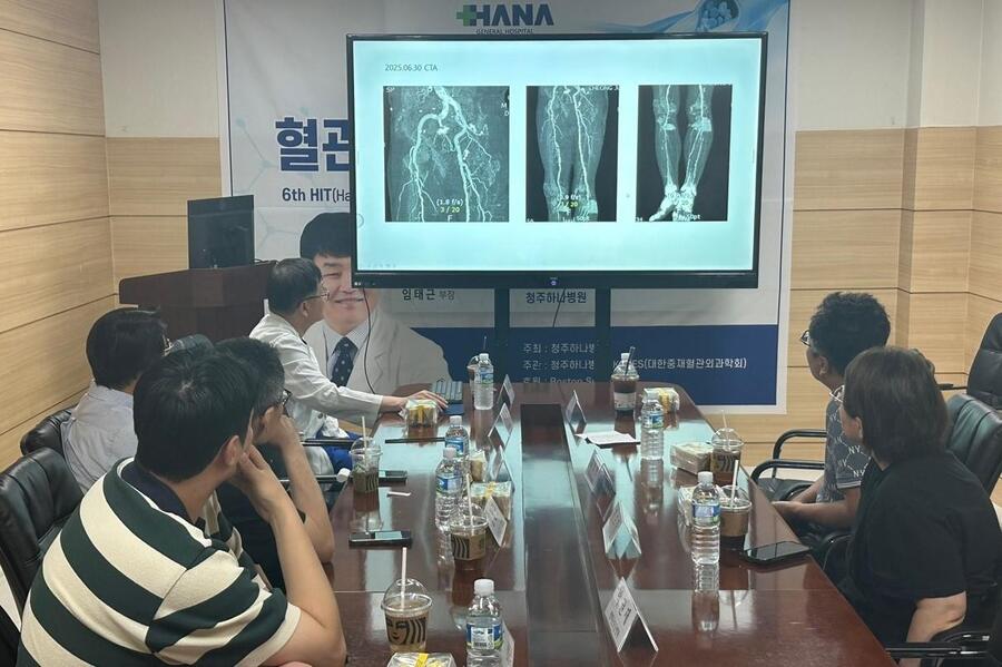 ▲ 청주 하나병원 임태근고문(심장혈관흉부외과 전문의)이 혈관중재 시술 내용에 대한 설명을 하고 있는 장면.ⓒ청주 하나병원