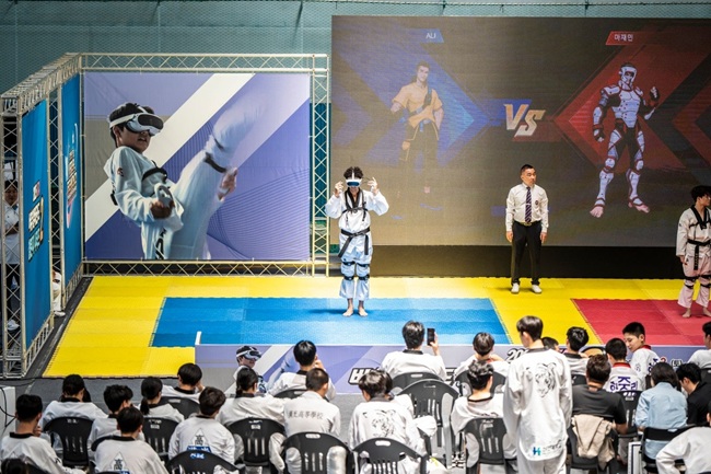 ▲ 대한태권도협회(KTA)가 주최하고 춘천시가 공동 주관하는 '춘천 2025 KTA 태권도장 교육·산업 박람회'가 13일까지 춘천 송암스포츠타운 실내테니스장에서 열린다.ⓒ춘천시