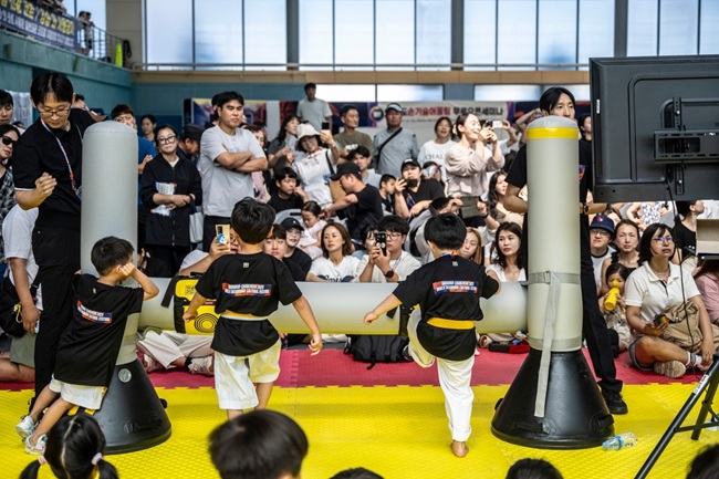 ▲ 대한태권도협회(KTA)가 주최하고 춘천시가 공동 주관하는 '춘천 2025 KTA 태권도장 교육·산업 박람회'가 13일까지 춘천 송암스포츠타운 실내테니스장에서 열린다.ⓒ춘천시