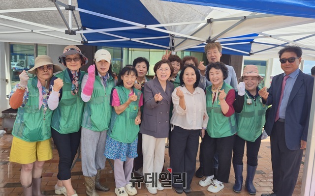 ▲ 지난 12일 월포해수욕장 개장식을 위해 봉사 활동하는 청하면 지역 사회단체 회원들이 김정재 국회의원(가운데 왼쪽), 포항시의회 김상백 의원(뒷줄 오른쪽 첫번째), 청하면 김정숙 면장(가운데 오른쪽), 월포해수욕장번영회 최용달 회장(앞줄 오른쪽 첫번째)과 기념촬영을 하고 있다.ⓒ뉴데일리