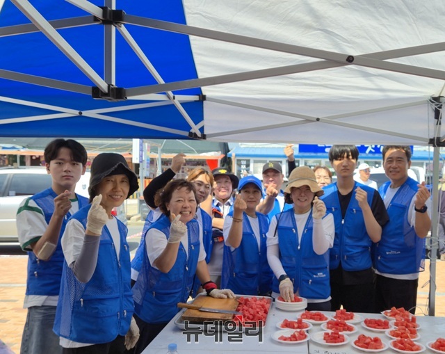 ▲ 지난 12일 월포해수욕장 개장식을 위해 봉사 활동하는 청하면청소년지도위원회 권희철 위원장(오른쪽 첫번째)과 회원들이 단체사진을 촬영하고 있다.ⓒ뉴데일리