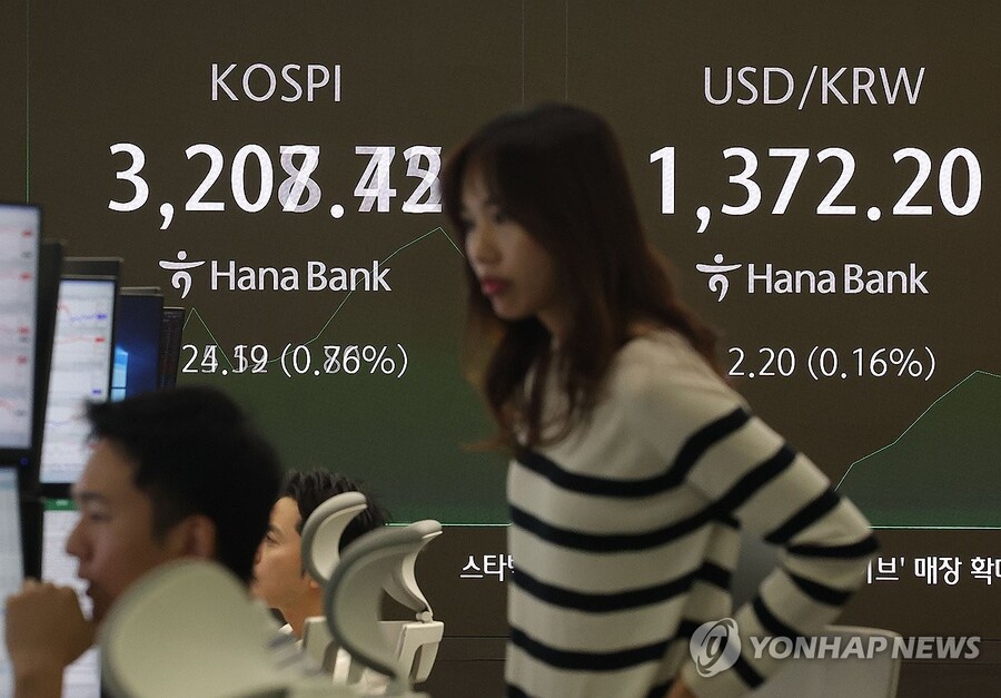▲ 코스피가 장중 3,200을 돌파하며 연고점을 경신한 11일 오전 서울 중구 하나은행 본점 딜링룸에서 딜러들이 업무를 보고 있다. ⓒ연합뉴스