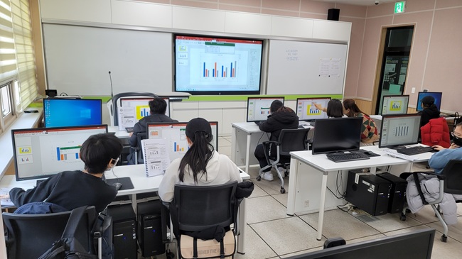 ▲ 화천 청소년 수련관이 방학 기간마다 운영하고 있는 ITQ(정보기술자격) 자격증 취득 지원 프로그램 장면. ⓒ화천군