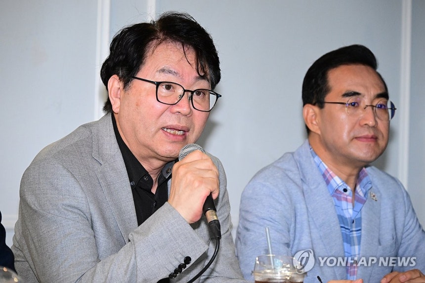 ▲ 이한주 국정기획위원장이 13일 서울 종로구 한 카페에서 열린 기자간담회에서 발언하고 있다. /연합뉴스