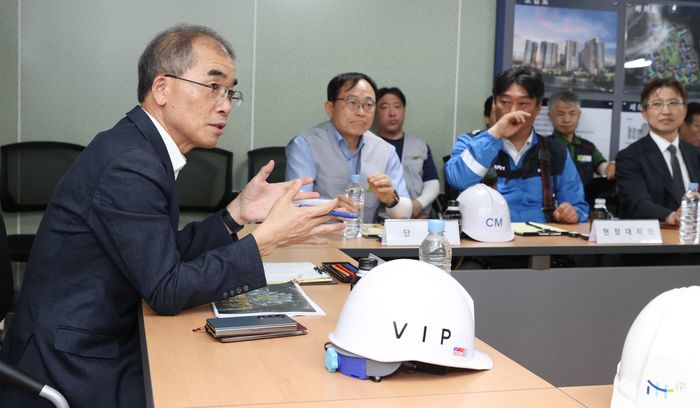 ▲ 류윤기 iH 사장이 최근 검단사업단 홍보관에서 열린 간담회에서 인사말을 하고 있다.ⓒiH 제공