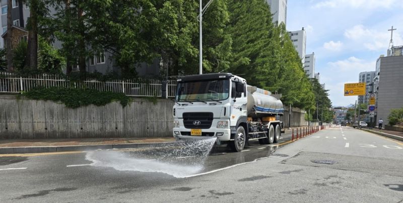 ▲ 천안시가 여름철 폭염과 비산먼지지로 부터 주민건강 보호를 위해 도로에 물을 뿌리고 있다.ⓒ천안시