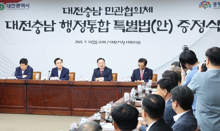 ▲ 대전충남민관협의체 대전충남행정통합 특별법(안) 증정식이 14일 대전시청에서 열린 가운데 홍성현 충남도의장, 김태흠 충남도지사, 이장우 대전시장, 조원휘 대전시장이 나란히 앉아 있다. ⓒ대전시