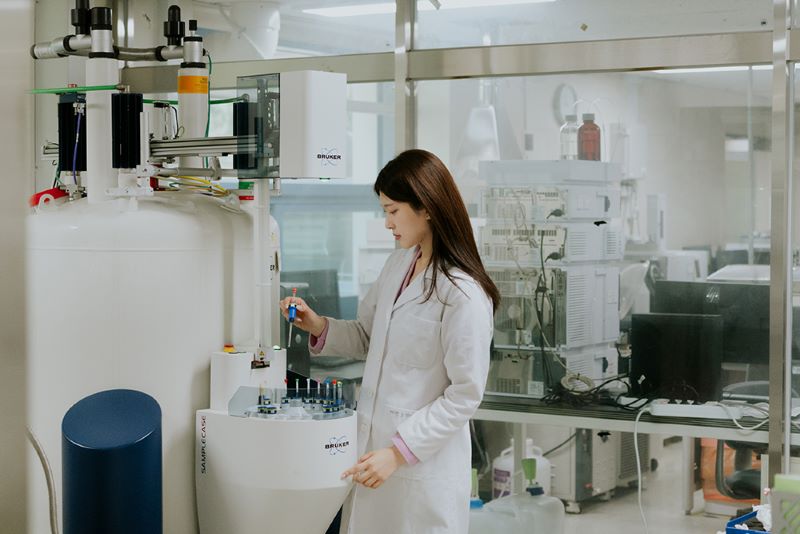 ▲ 대학내 공동기기센터에서 실험에 열중하는 연구원.ⓒ단국대