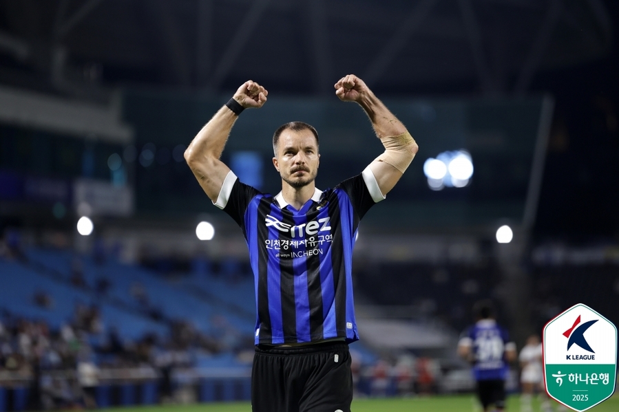 ▲ 후반 교체 투입된 인천의 간판 스트라이커 무고사가 승부를 결정짓는 골을 터뜨렸다.ⓒ한국프로축구연맹 제공