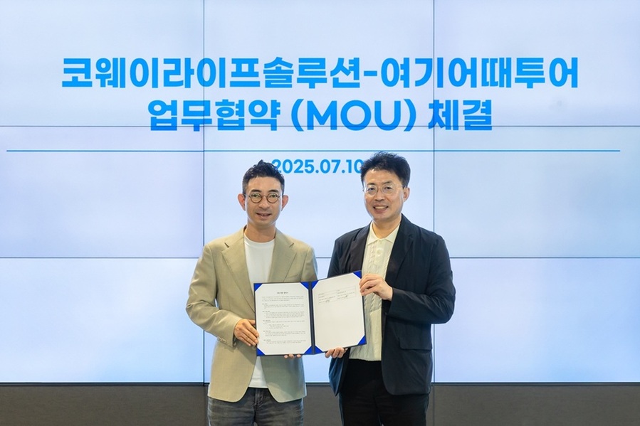 ▲ 김명곤 코웨이라이프솔루션 대표(오른쪽)와 김진성 여기어때투어 대표(왼쪽)가 협약식에서 기념 촬영을 하고 있다. ⓒ코웨이라이프솔루션