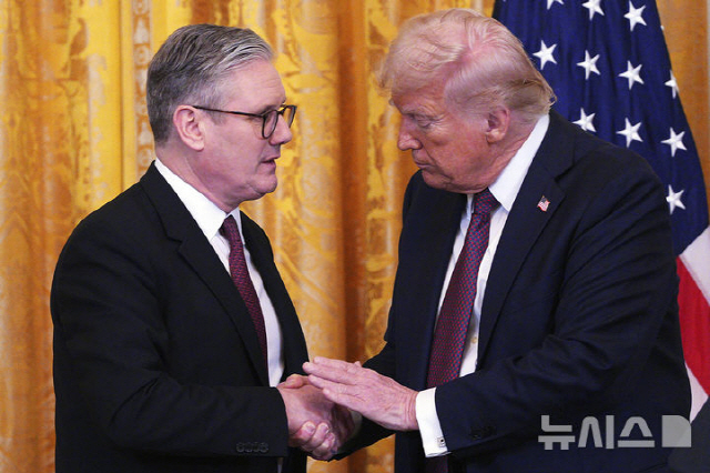 ▲ 키어 스타머 영국 총리(좌)와 도널드 트럼프 미국 대통령이 백악관에서 공동 기자회견 중 악수하고 있다. 250227 AP/뉴시스. ⓒ뉴시스