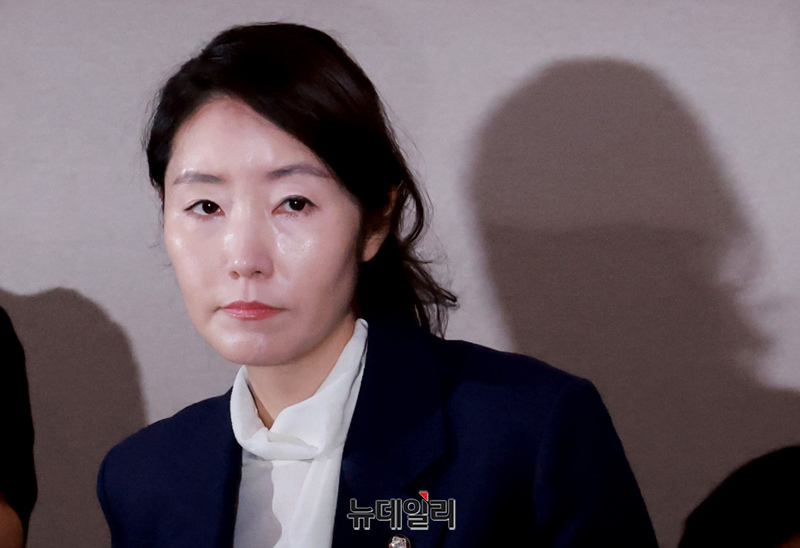 ▲ 강선우 여성가족부 장관 후보자가 14일 오전 국회 여성가족위원회에서 열린 인사청문회에 굳은 얼굴로 참석하고 있다. 강 후보자는 보좌진을 상대로 '갑질'을 하고, 이에 대해 거짓으로 해명했다는 의혹을 받고 있다.ⓒ 이종현 기자