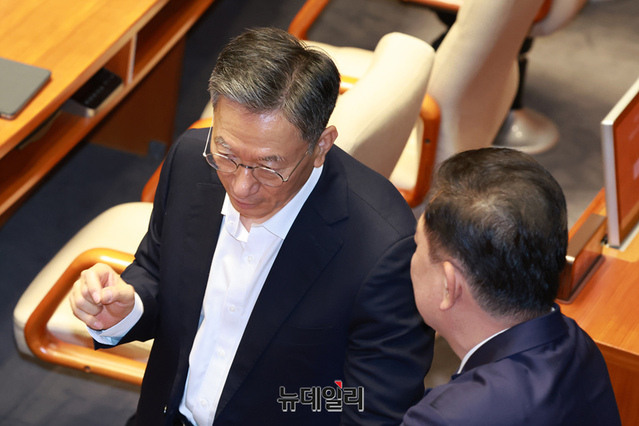 ▲ 정성호 법무부 장관 후보자(왼쪽)가 김병기 더불어민주당 원내대표(오른쪽)와 지난 10일 오전 국회에서 열린 본회의에서 대화하고 있다. ⓒ이종현 기자