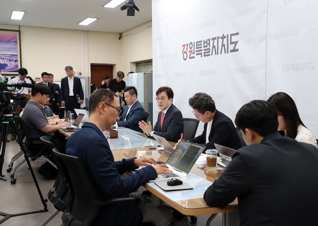 ▲ 김광래 강원특별자치도 경제부지사가 기자실에 방문해 간담회를 진행하고 있다. ⓒ강원특별자치도