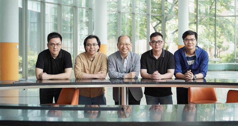 ▲ 성균관대 전재욱 교수(가운데) 연구팀.ⓒ성균관대