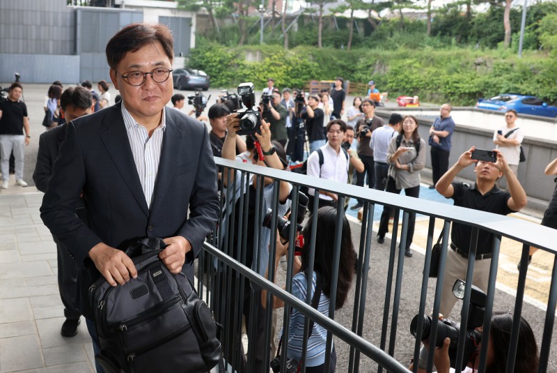 ▲ 최휘영 문화체육관광부 장관 후보자가 14일 서울 종로구 국립현대미술관 서울관에 마련된 인사청문회 준비 사무실로 첫 출근하고 있다.ⓒ문체부