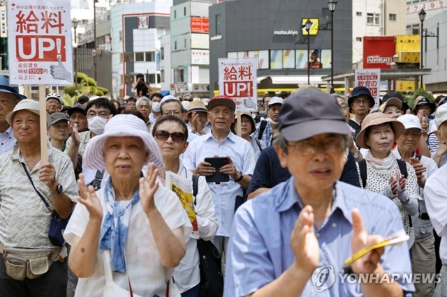 ▲ 일본 참의원 선거 유세 보는 청중. EPA 연합뉴스 자료사진. ⓒ연합뉴스