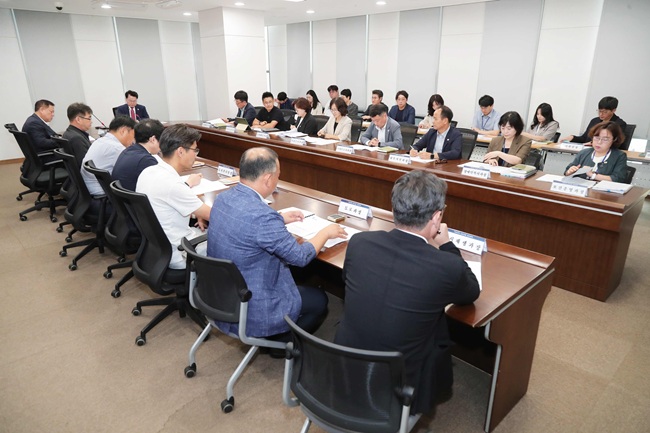▲ 육동한 시장이 14일 시청 중회의실에서 '역점과제 실무상황 점검회의'를 개최했다. ⓒ춘천시
