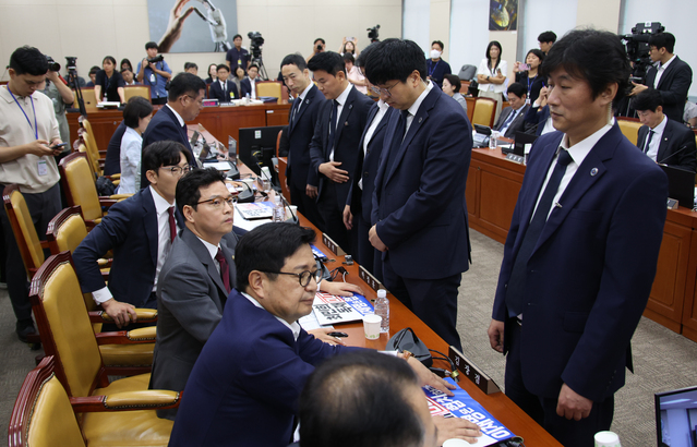 ▲ 국회 과학기술정보방송통신위원회 국민의힘 의원들이 14일 서울 여의도 국회에서 열린 배경훈 과학기술정보통신부 장관 후보자 인사청문회에서 경위들이 최민희 위원장과 이재명 대통령을 규탄하는 노트북 피켓을 제거하려하자 최 위원장과 더불어민주당 의원들에게 항의를 하고 있다. 최 위원장은 회의에 방해가 된다며 경위를 동원해 규탄 피켓을 제거할 것을 명한 뒤 정회를 선포했다. 2025.07.14. ⓒ뉴시스