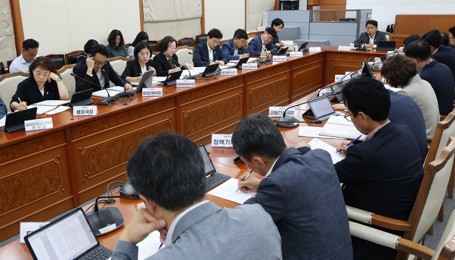 ▲ 김영환 충북지사가 14일 충북도청 소회의실에서 열린 확대간부회의에서 회의를 주재하고 있다. ⓒ충북도