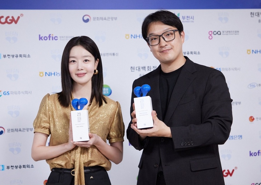 ▲ 최근 열린 제29회 부천국제판타스틱영화제에서 2관왕을 수상한 영화 ‘교생실습’의 김민하(오른쪽)감독과 한선화 배우가 포즈를 취하고 있다. ⓒ청주대학교