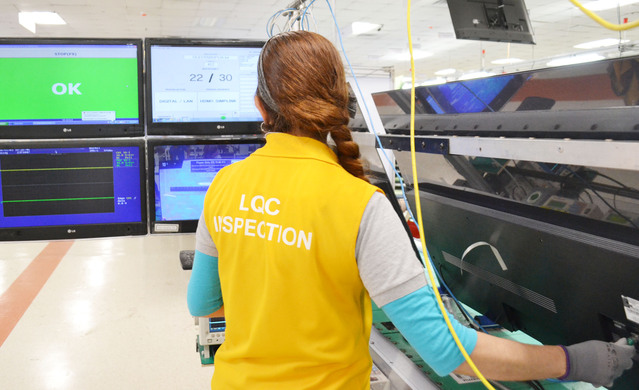 ▲ LG전자 직원이 멕시코 레이노사(Reynosa)에 위치한 TV 생산라인에서 LG 올레드 TV(모델명 65CX)를 생산하는 모습. ⓒLG전자