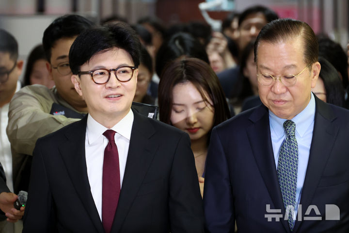 ▲ 한동훈(왼쪽) 전 국민의힘 대표가 지난 3월 10일 오후 서울 여의도 국회에서 권영세 비상대책위원장을 예방해 환담 장소로 이동하고 있다. ⓒ뉴시스
