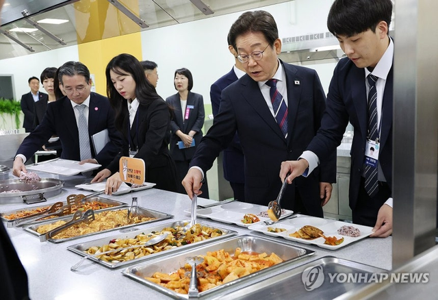 ▲ 이재명 대통령이 14일 충북 진천 국가공무원인재개발원에서 70기 5급 신임관리자과정 교육생들과 오찬을 위해 식판에 음식을 담고 있다. /연합뉴스