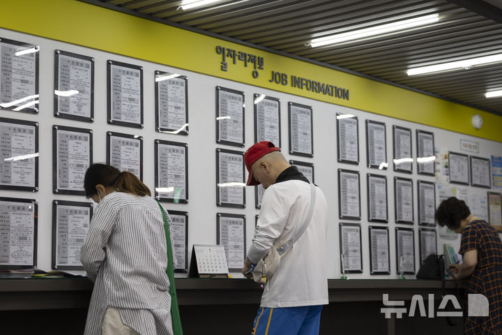 ▲ 내년 최저임금이 올해보다 2.9% 오른 시간당 1만320원으로 결정된 지난 11일 서울 마포구 서부고용복지플러스센터에서 구직자들이 이력서를 쓰고 있다. ⓒ뉴시스