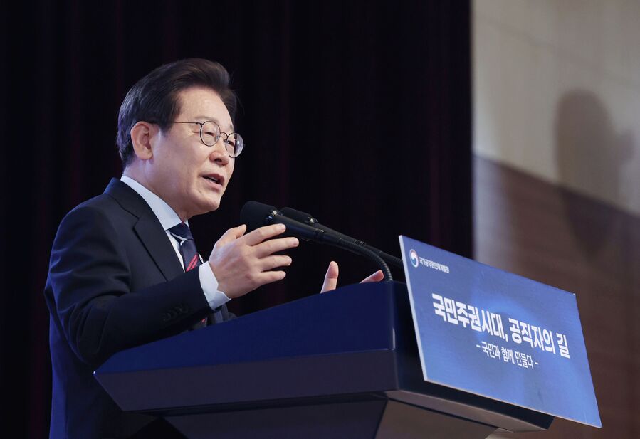 ▲ 이재명 대통령이 14일 충북 진천 국가공무원인재개발원에서 5급 신임관리자과정 교육생에게 특강을 하고 있다. ⓒ뉴시스