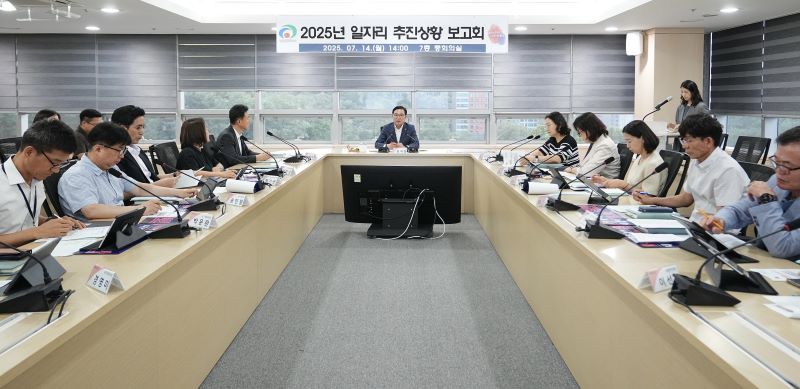 ▲ 천안시가 일자리 3만개를 목표로 하고 있는 가운데 지역일자리추진단 추진상황 보고회를 개최, 점검하고 있다.ⓒ천안시