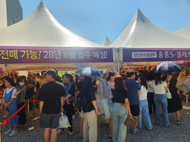 ▲ 검단호수공원역 중흥S-클래스 견본주택 방문객들이 입구 앞에 대기줄을 서고 있다. 사진=박정환 기자