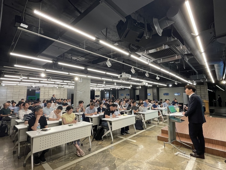 ▲ 서울 강남구 마루180에서 열린 사업설명회에서 관계자가 사업 내용을 설명하고 있다.ⓒ벤처기업협회