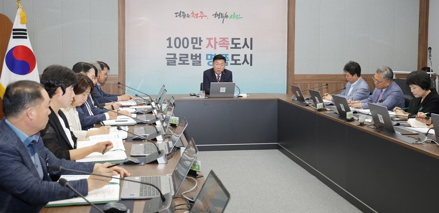 ▲ 이범석 청주시장이 14일 임시청사에서 열린 주간업무보고에서 발언하고 있다. ⓒ청주시