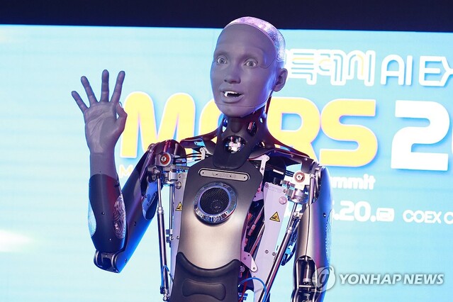 ▲ 지난달 서울 강남구 코엑스에서 열린 2025 메타버스 엑스포에서 휴머노이드 로봇 '아메타'가 인사를 하고 있다.ⓒ연합뉴스