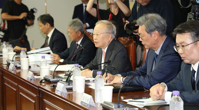 ▲ 14일 한국경영자총협회, 대한상공회의소, 한국경제인협회, 한국무역협회, 중소기업중앙회, 한국중견기업연합회 등 6개 경제단체는 마포구 경총회관에서 국회 환경노동위원회 소속 더불어민주당 의원들과 노동정책 간담회를 열었다.ⓒ한국경영자총협회