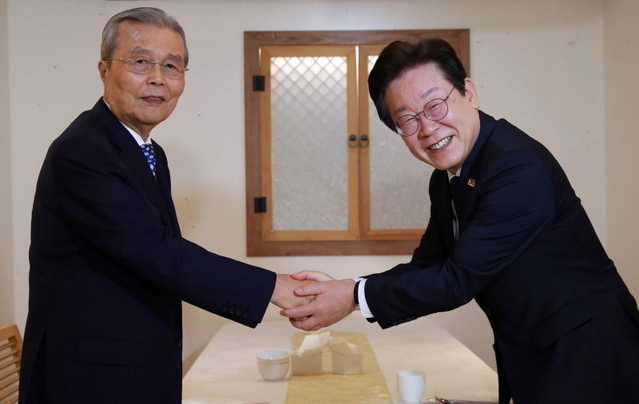 ▲ 2024년 9월 12일 당시 더불어민주당 대표 신분이던 이재명(오른쪽) 대통령이 서울 종로구 광화문 인근의 한 식당에서 김종인 전 국민의힘 비상대책위원장을 만나 악수하고 있다. ⓒ국회사진기자단