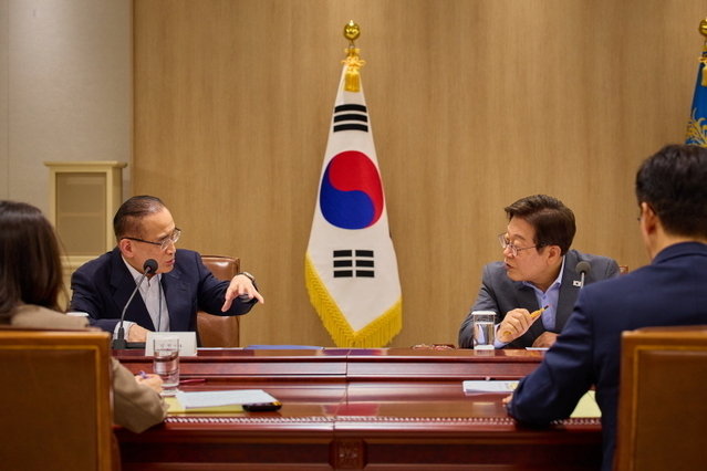 ▲ 이재명 대통령이 10일 서울 용산 대통령실에서 열린 국가안전보장회의(NSC) 전체회의에서 위성락 국가안보실장과 대화하고 있다. ⓒ대통령실 제공