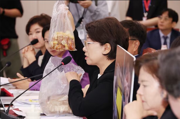 ▲ 국민의힘 이달희 의원이 14일 국회 여성가족위원회에서 열린 강선우 여성가족부 장관에 대한 인사청문회에서 음식물 쓰레기를 들어보이며 갑질 의혹 관련해 질문하고 있다. ⓒ연합뉴스