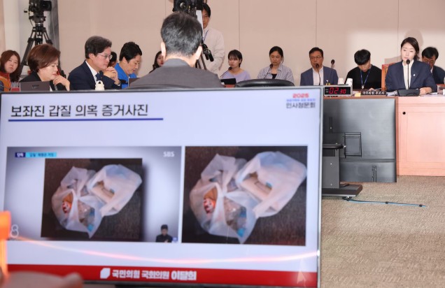 ▲ 14일 국회 여성가족위원회에서 열린 강선우 여성가족부 장관 후보자 인사청문회에서 후보자 갑질 의혹 관련 내용이 화면에 송출되고 있다. ⓒ뉴시스