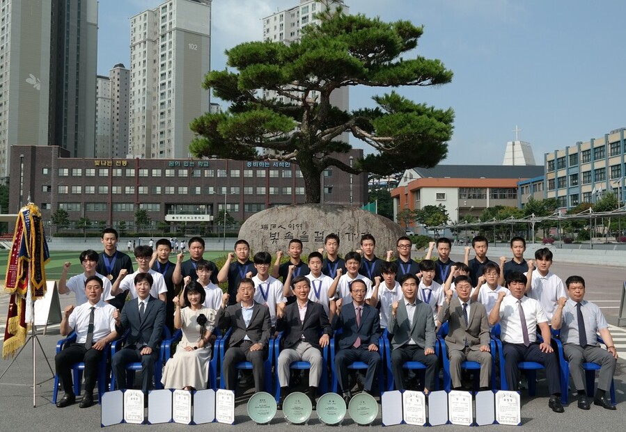 ▲ 광주 서석중·고, 제67회 춘계 전국중⋅고등학교 검도대회 단체전 우승후 기념촬영
ⓒ광주시 체육회 제공