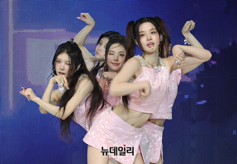 ▲ 걸그룹 아일릿이 지난달 16일 오후 서울 광진구 예스24 라이브홀에서 열린 미니3집 'bomb(밤)' 쇼케이스에서 타이틀곡 무대를 선보이고 있다. ⓒ정상윤 기자