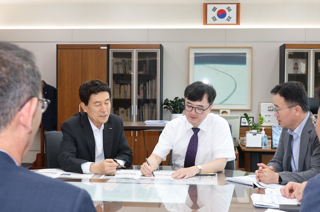 ▲ 이강덕 포항시장은 14일 세종 정부청사에서 임기근 기재부 제2차관을 만나 지역 현안 사업을 설명하며 정부예산 지원을 요청했다.ⓒ포항시