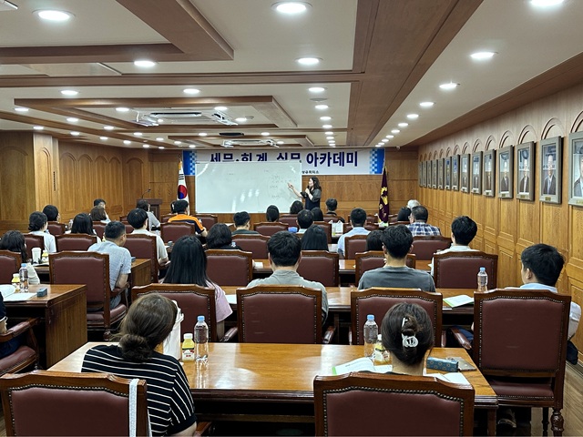 ▲ 포항상공회의소는 지난 11일 오후 2시, 2층 회의실에서 회원업체 세무·회계담당자 50여명이 참석한 가운데 ‘세무·회계 실무 아카데미’를 개최했다.ⓒ포항상의