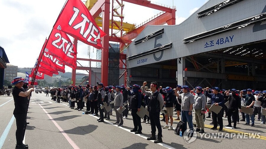 ▲ HD현대중공업 노조가 올해 임금협상 난항으로 11일 울산 본사에서 파업하는 모습. ⓒ연합뉴스