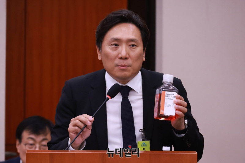 ▲ 이의일 엑셀세라퓨틱스 대표가 14일 국회에서 열린 강선우 여성가족부 장관 후보자 인사청문회에서 증인으로 출석해 의원들의 질문에 답하고 있다. 2025.07.14. ⓒ이종현 기자