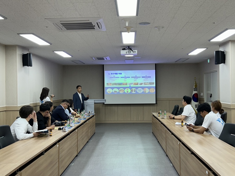 ▲ 대구한의대학교 산학협력단(단장 황세진)이 운영하는 영덕로하스수산식품지원센터는 지난 7월 5일, 몽골국립의과대학 바이오메디컬연구소 관계자들이 ‘K-MADI 실크로드 프로젝트’의 일환으로 센터를 공식 방문했다.ⓒ대구한의대