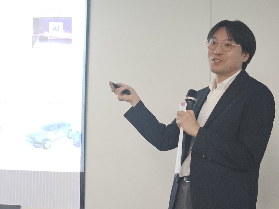 ▲ 이민곤 삼성전기 MLCC 개발팀 상무가 14일 오후 서울 중구 삼성전자 기자실에서 제품 학습회를 진행하고 있다.ⓒ윤아름 기자