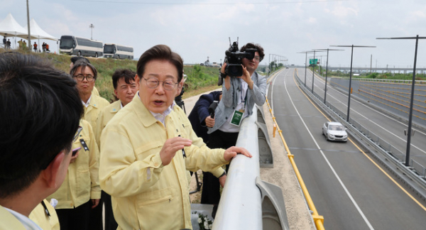 ▲ 2023년 7월 15일 14명이 사망한 충북 청주시 흥덕구‘오송 궁평2 지하차도 참사’ 2주기를 하루 앞둔 14일 이재명 대통령이 현장을 찾아 “관리부실로 인한 인명 사고는 엄격히 처벌해야 한다”고 강조했다. 이 대통령은 이날 오송읍 궁평2지하차도에서 김영환 충북도지사 등이 참석한 가운데 “재난대책 시설물 개선과 재정지원 만큼이나 ‘작동 점검’이 중요하다”며 이같이 밝혔다.ⓒ대통령실통신사진기자단