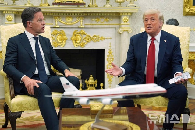 ▲ 도널드 트럼프 미국 대통령이 백악관 집무실에서 마르크 뤼터 북대서양조약기구(NATO, 나토) 사무총장과 회담하고 있다. 250714 AP/뉴시스. ⓒ뉴시스